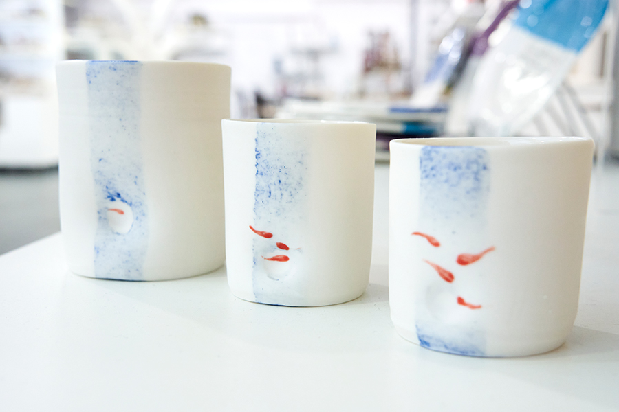 Sylvie Lorne petite tasse en porcelaine dans la galerie argilla à aubagne